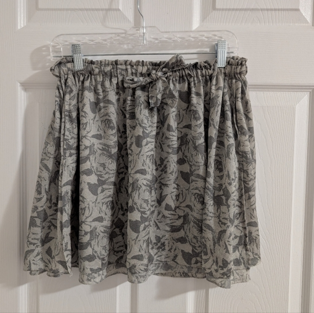 Talula Aritzia Grey Floral Mini Skirt Satin Feel Boho Coquette Soft Girl - S